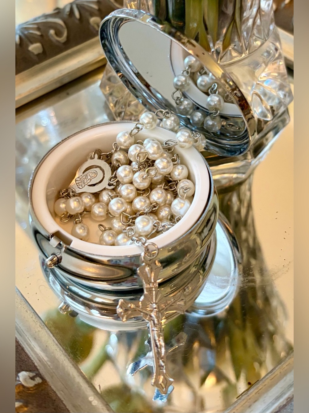 NIB Rosary in Sterling Silver with Faux Pearls in it’s own compact - Picture 3 of 6